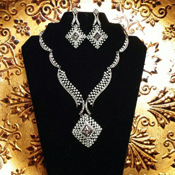 Stunning Necklace and Earring Set