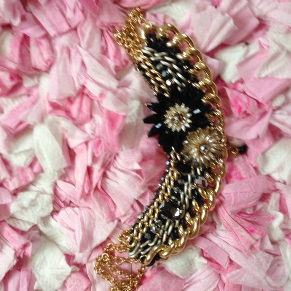 3D flower embedded necklace