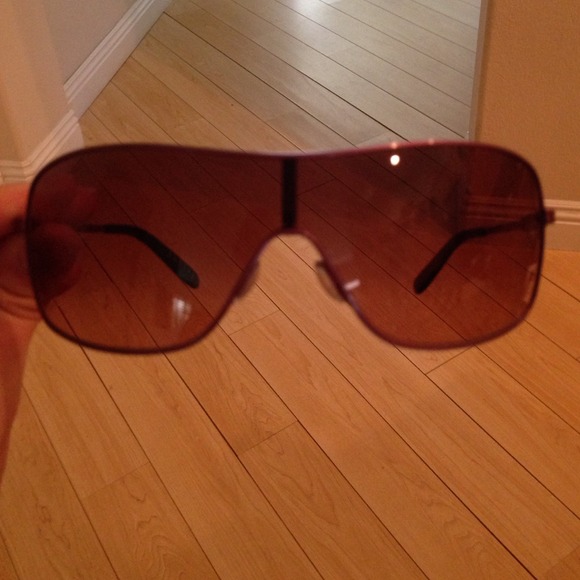 Brand new Oakley sunglasses in purple orchid - Picture 4 of 4