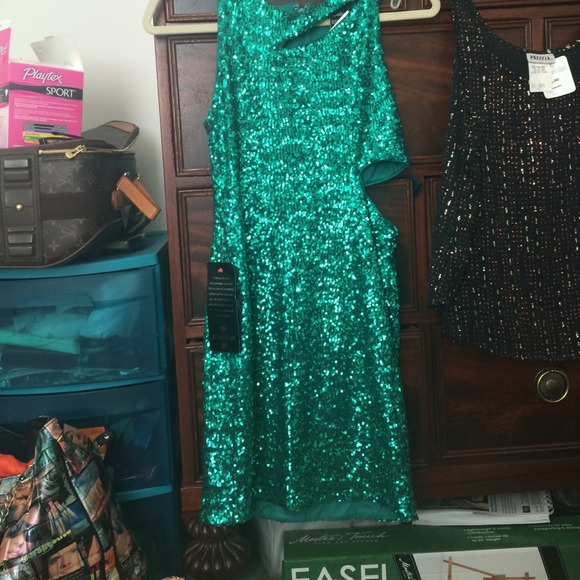 Green sparkly BEBE dress never worn :)