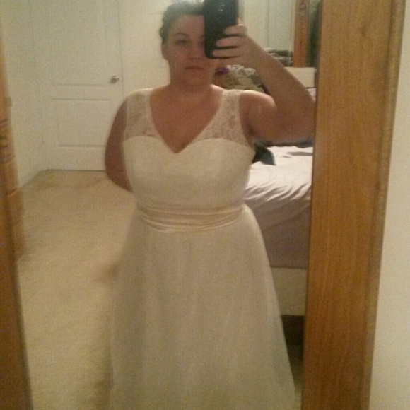 Ivory Lace Wedding Dresse