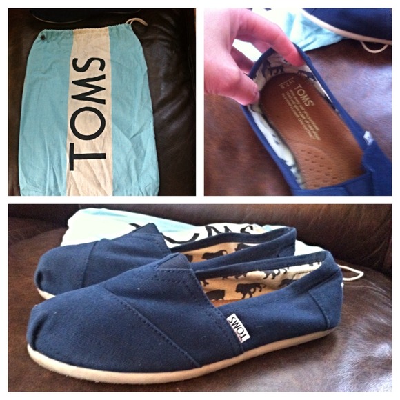 Toms navy 7.5 gently worn