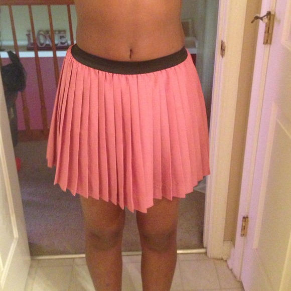 Slight ruffled skirt