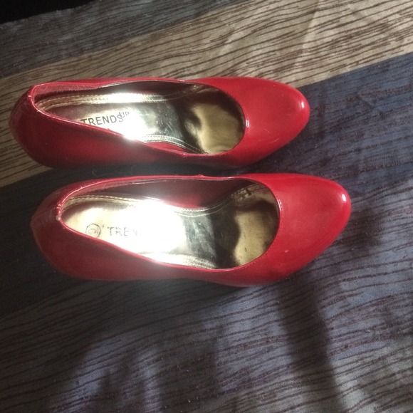 Red platform patent pumps