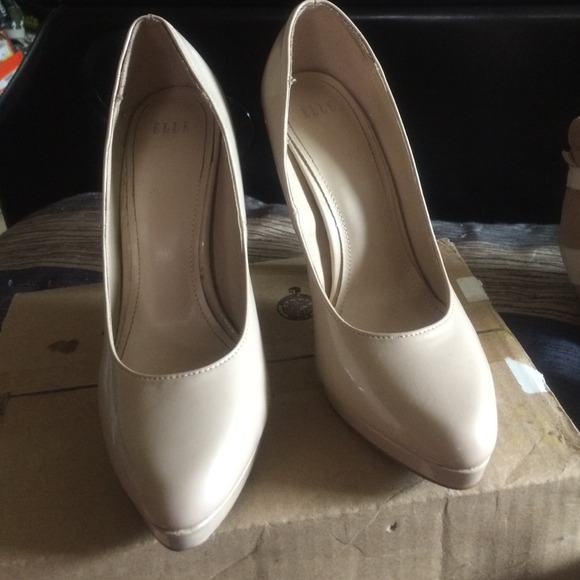 Nude pumps