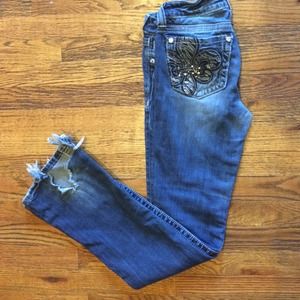Size 27 Miss Me jeans. Slightly tattered at heel.
