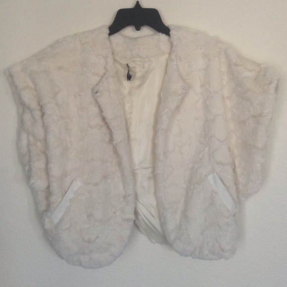 Faux fur vest w/pockets