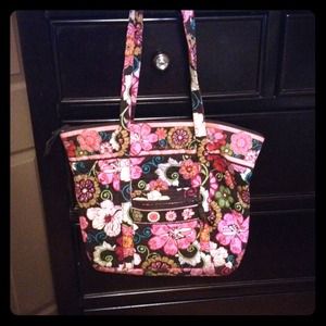 Very cute Vera Bradley bag! 🌺🌿