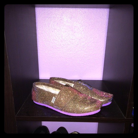 Only used ONCE!!!!! Super cute sparkly TOMS! 👍💕