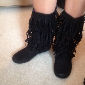Black fringe boots