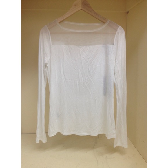 ⚠️SOLD⚠️White Long Sleeve BCBG shirt