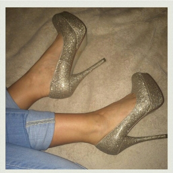 Shoes - 🎉HP🎉 Gold Glitter Platform Pumps SZ 8