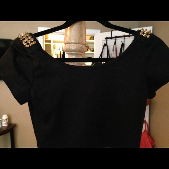 Black crop top wit gold studs