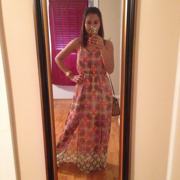 Long dress with open slit infront of two sides.