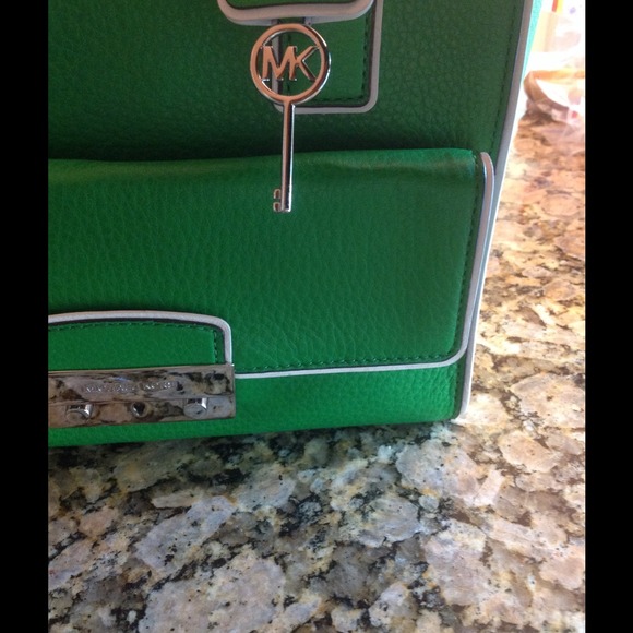 SOLD-🎊🎉🎊🎊Signature Michael Kors