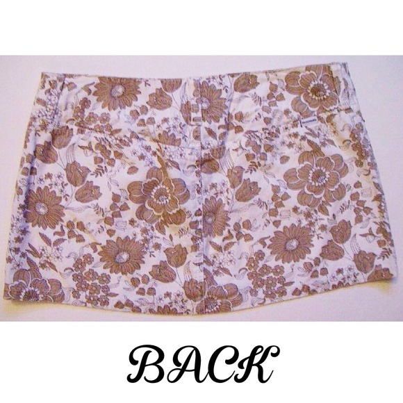 A&F Adorably Sexy White Floral Mini.  100% Cotton. - Picture 2 of 2