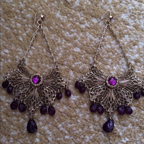 Gold dangling earrings with purple hanging gems. - Picture 1 of 3