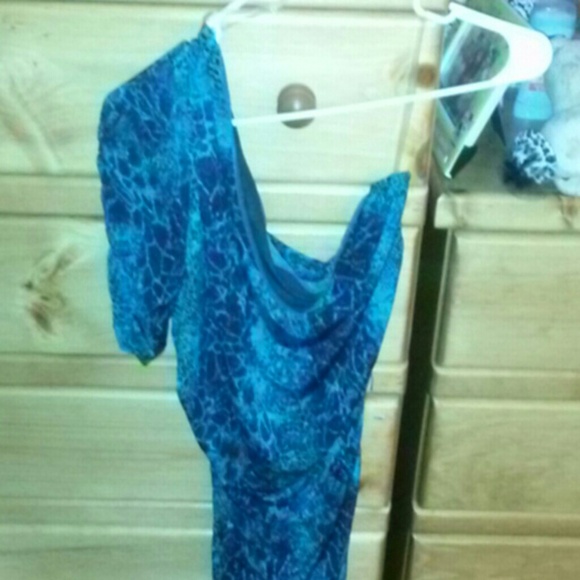 one shoulder dress tight .