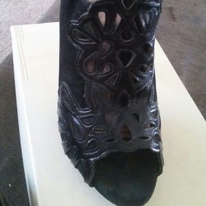 Rouge Black floral heels