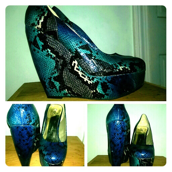 Super cute round toe wedge heels.