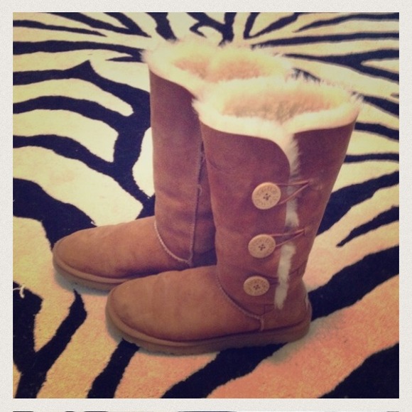 TRADING❤️❤️100% Authentic 3-button Bailey tan UGGS