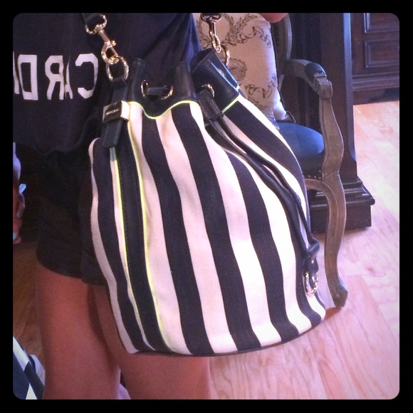 Juicy Couture Handbags - 💖juicy couture bucket bag💖