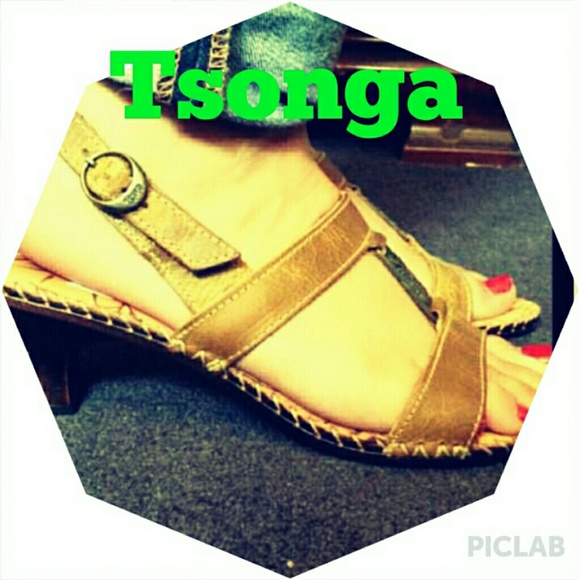Very cute low heels! Super comfortable!