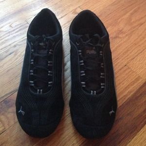 Black puma sneaker