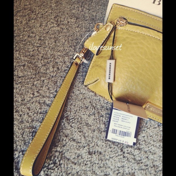 ❗️Bundled❗️{Burberry} Mallinson Wristlet - Picture 3 of 4