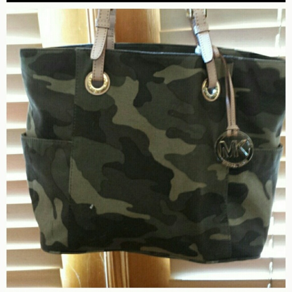 Michael kors camo tote