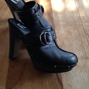 Mule slip on black with buckle, wooden heel