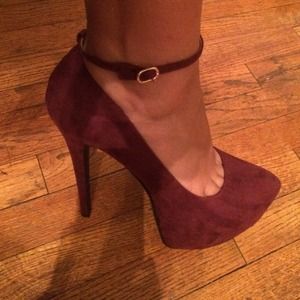 Brand new maroon pumps