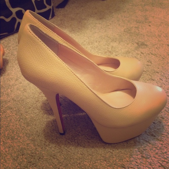 ***sold***Betsy Johnson nude pump