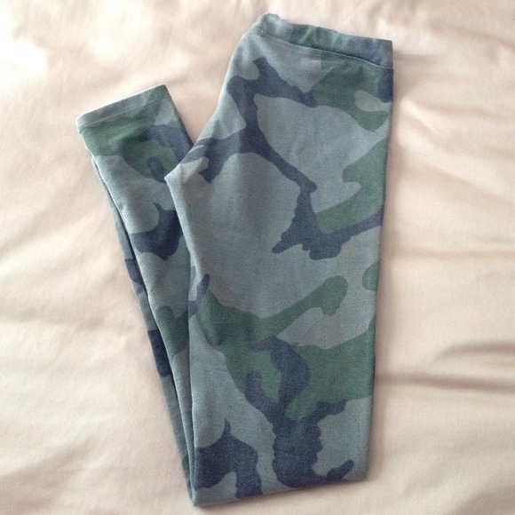 Brandy Melville camo leggings