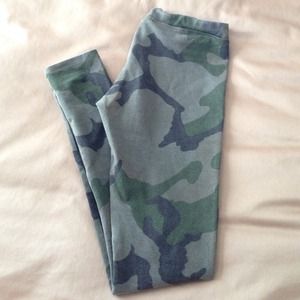 Brandy Melville camo leggings