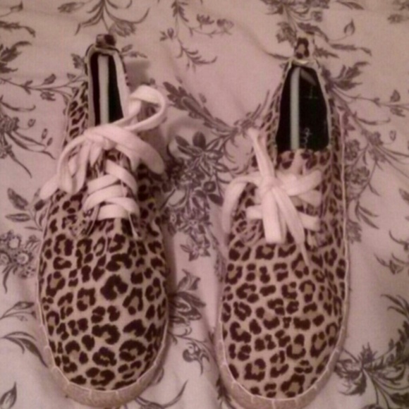 SOLD *NEW* Leopard Print Canvas Shoes Size 5.5 - Picture 4 of 4