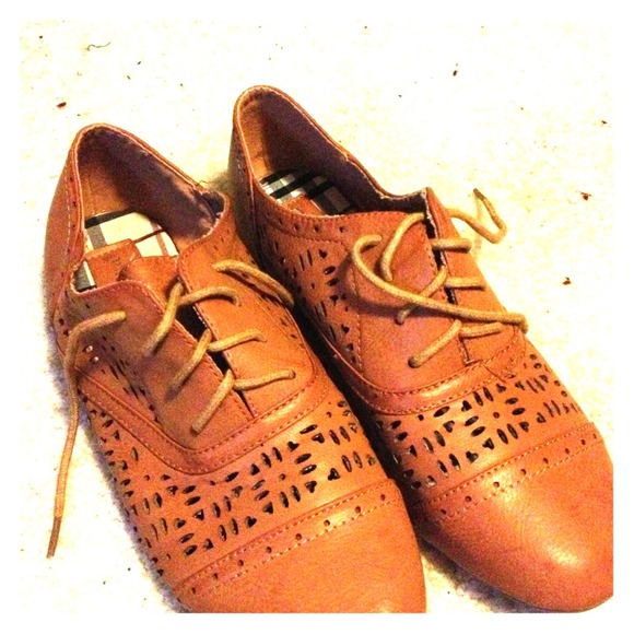 Size 8 brown shoes! NEVER BEEN WORN/ BRAND NEW!