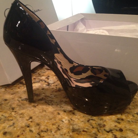 Jessica Simpson black pumps with leopard print - Picture 2 of 3