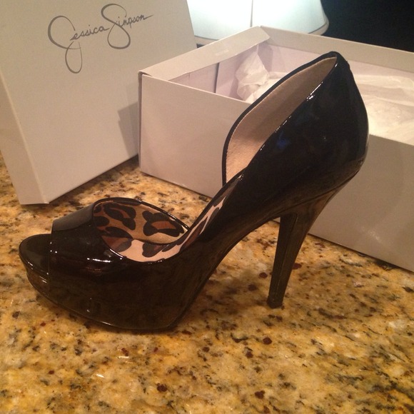 Jessica Simpson black pumps with leopard print - Picture 3 of 3