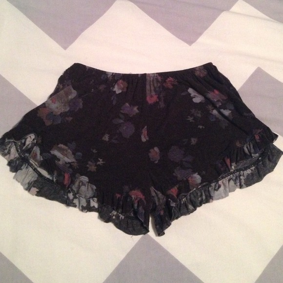 Brandy Melville Pants - Brandy Melville vodi Shorts