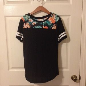 VS PINK printed crew neck tee HOLD FOR MOMENA