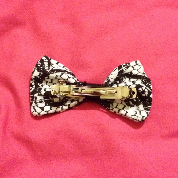 Handmade Bow - Picture 2 of 3
