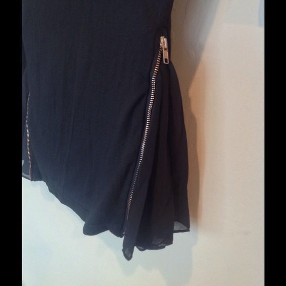 Beautiful black blouse with gold zippers - Picture 4 of 4