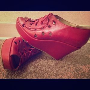 Red leather platform shoes/Zapatos de cuero rojo