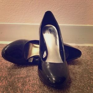 Black high heels / Zapatos de taco alto