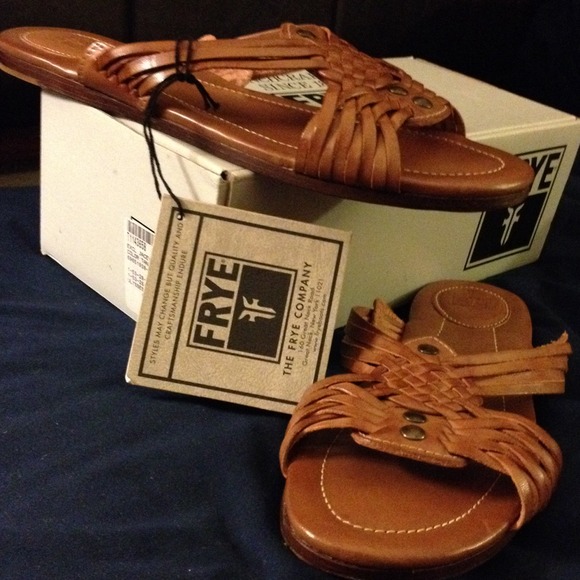 Brand new Frye sandals 🔴no trade or pp