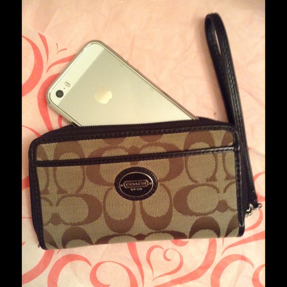 Coach Clutches & Wallets - 💫💫💟 Coach Wristlet 💟