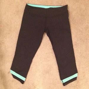 Lululemon Repetition Crop Black/Aruba - size 10