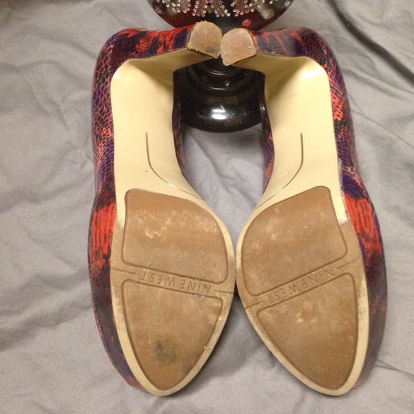 Faux Snake Skin Nine West || purple & salmon color - Picture 2 of 4