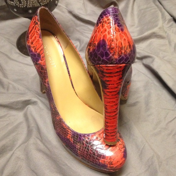 Faux Snake Skin Nine West || purple & salmon color - Picture 4 of 4